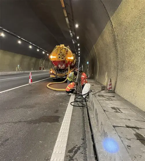 陇县隧道排水渠清淤